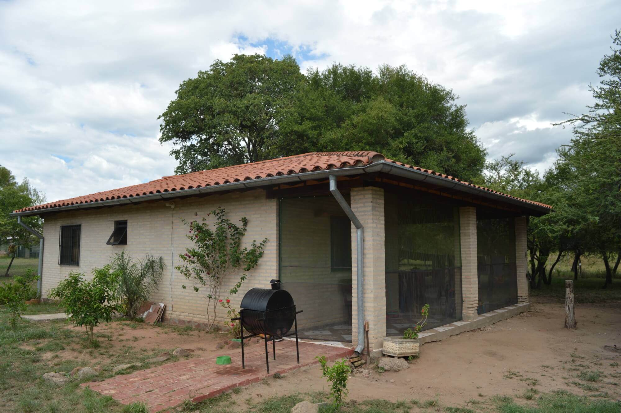 Haus Und Grundstueck 1Hektar Ypacarai Paraguay Zu Verkaufen