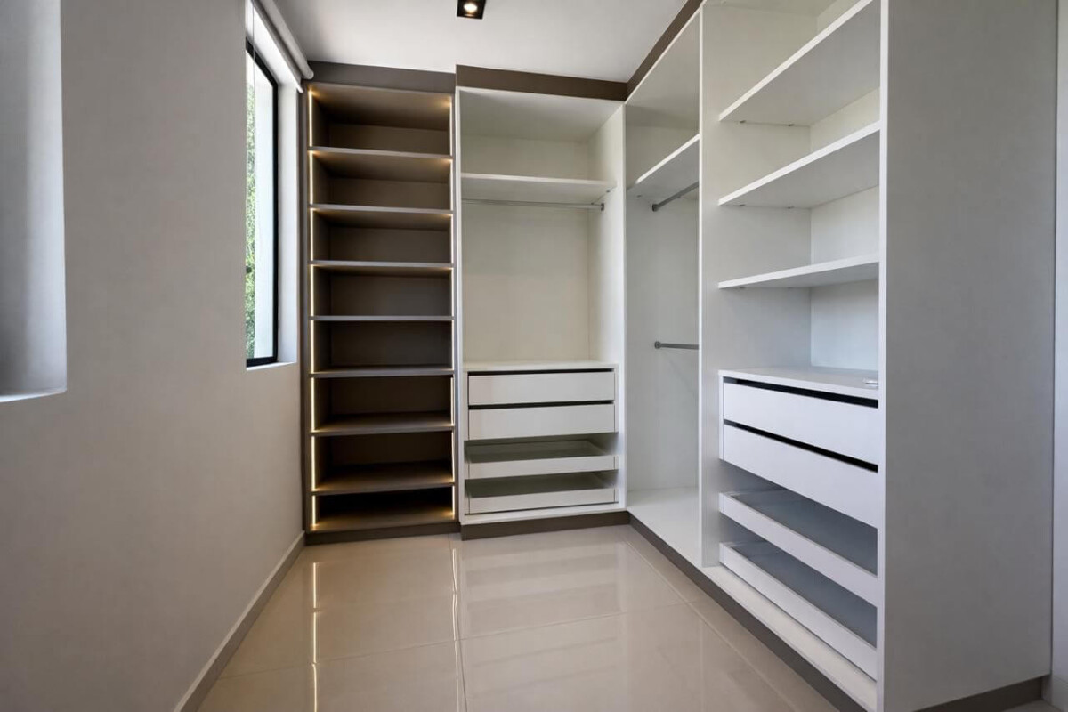 begehbarer-kleiderschrank-led-beleuchtung-architektenvilla-2