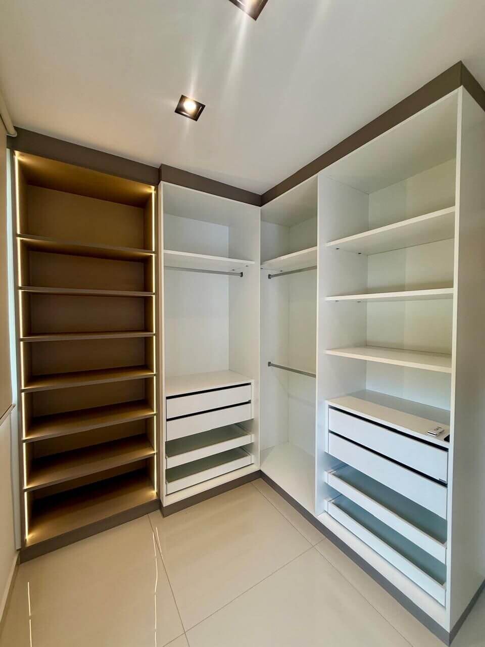 begehbarer-kleiderschrank-led-beleuchtung-architektenvilla