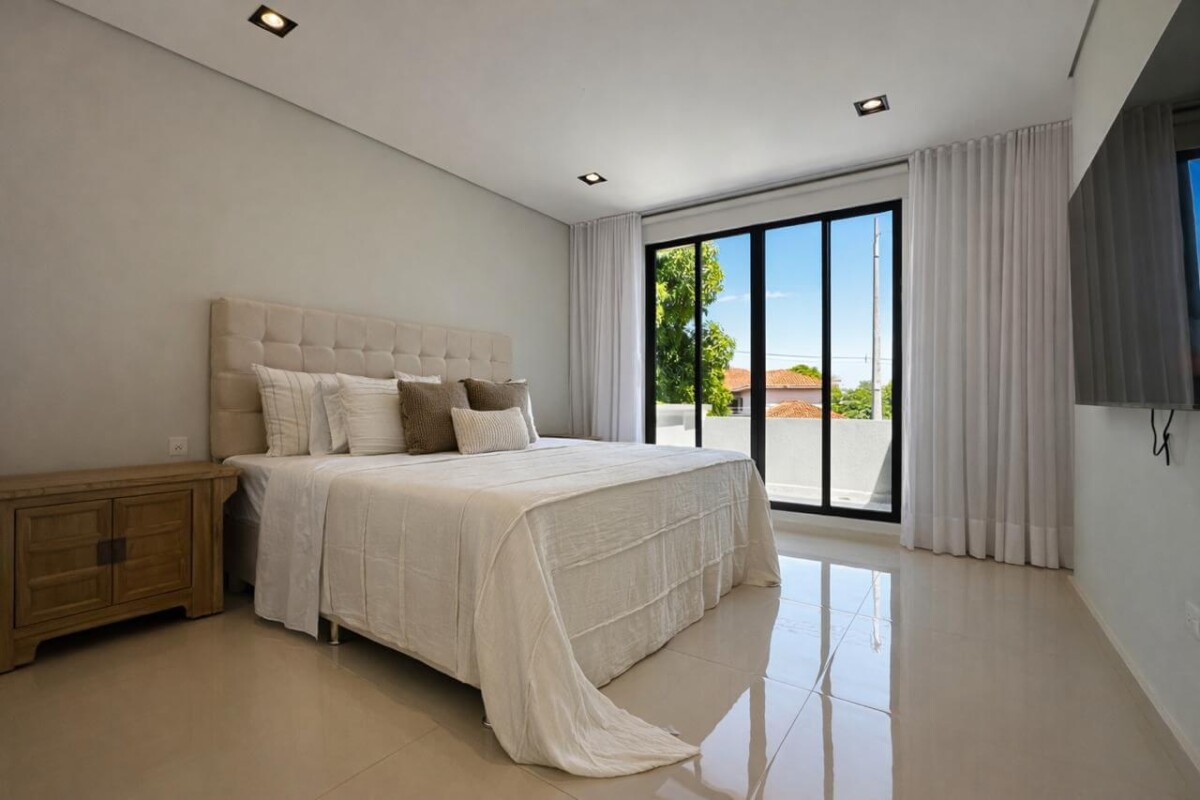 luxurioeses-schlafzimmer-moebliert-architektenhaus-paraguay