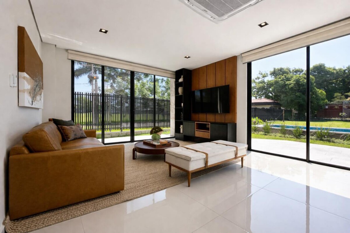 luxus-villa-kaufen-lambare-wohnzimmer-designermoebel