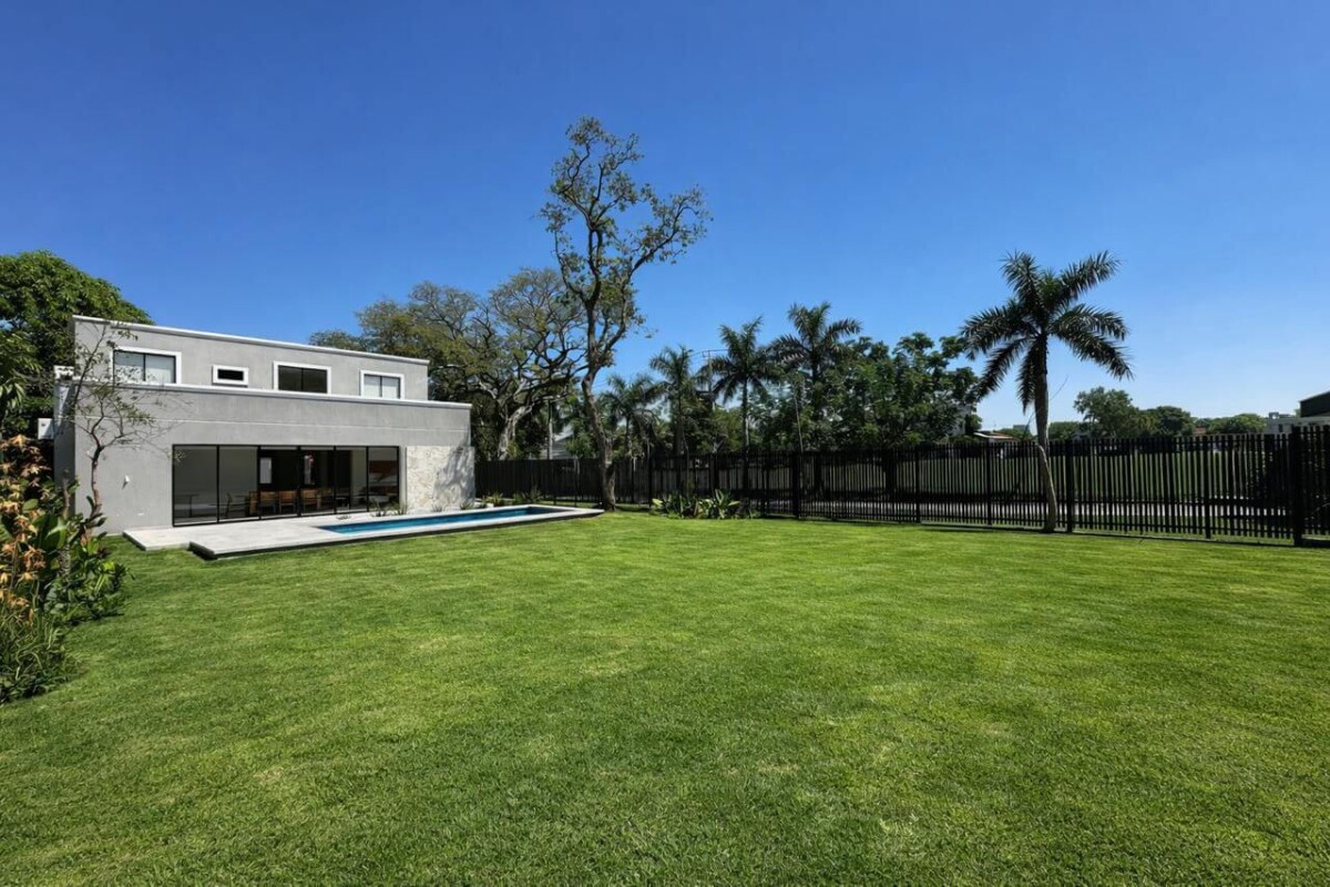 moderner-pool-garten-architektenvilla-lambare-2