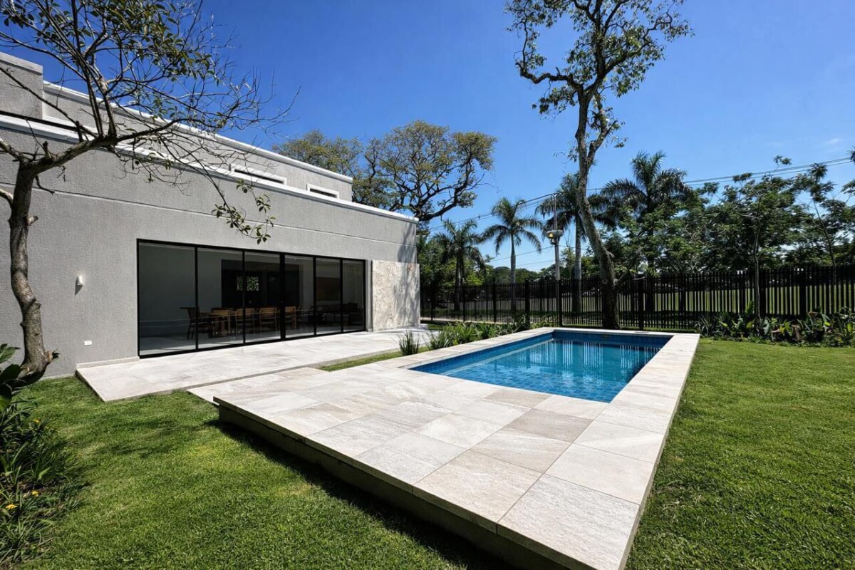 moderner-pool-garten-architektenvilla-lambare-3