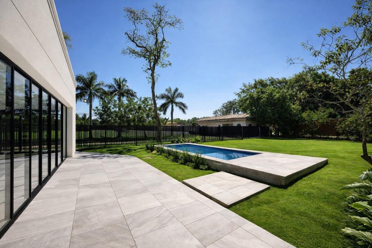 moderner-pool-garten-architektenvilla-lambare