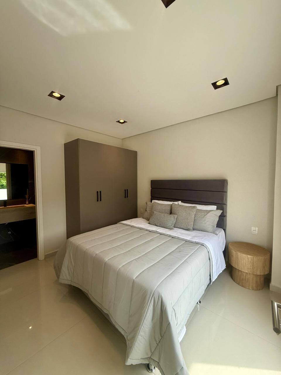 modernes-schlafzimmer-moebliert-architektenhaus-2