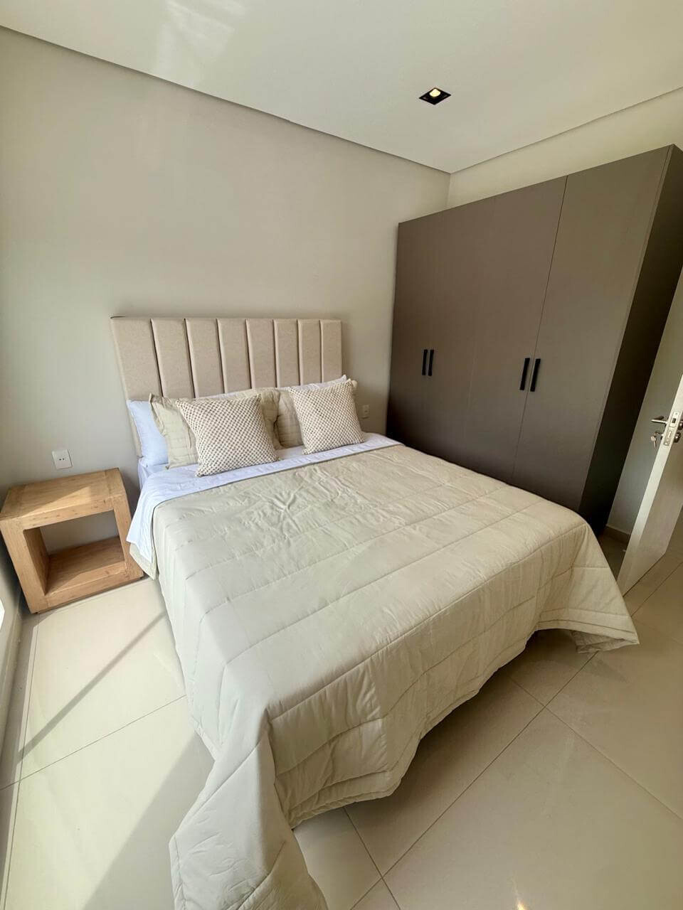 modernes-schlafzimmer-moebliert-architektenhaus