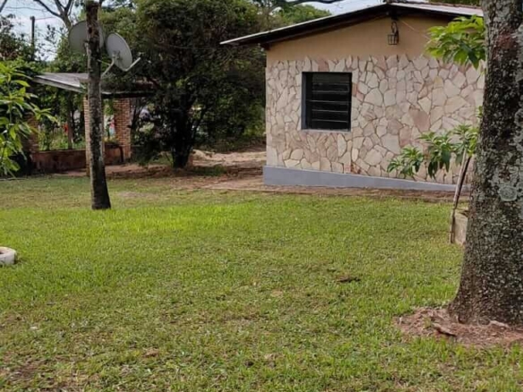 TOP-LAGE in Altos, Paraguay: Großes Grundstück (2.500 m²) mit 2 Häusern zu verkaufen – Perfekt für Auswanderer oder Gewerbe!