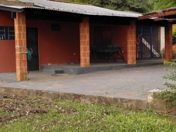 TOP-LAGE in Altos, Paraguay: Großes Grundstück (2.500 m²) mit 2 Häusern zu verkaufen – Perfekt für Auswanderer oder Gewerbe!
