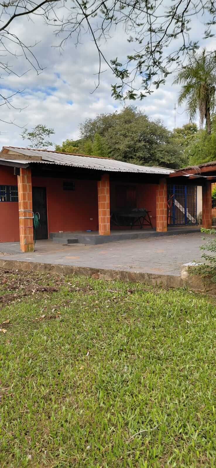 TOP-LAGE in Altos, Paraguay: Großes Grundstück (2.500 m²) mit 2 Häusern zu verkaufen – Perfekt für Auswanderer oder Gewerbe!