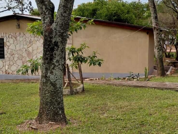TOP-LAGE in Altos, Paraguay: Großes Grundstück (2.500 m²) mit 2 Häusern zu verkaufen – Perfekt für Auswanderer oder Gewerbe!