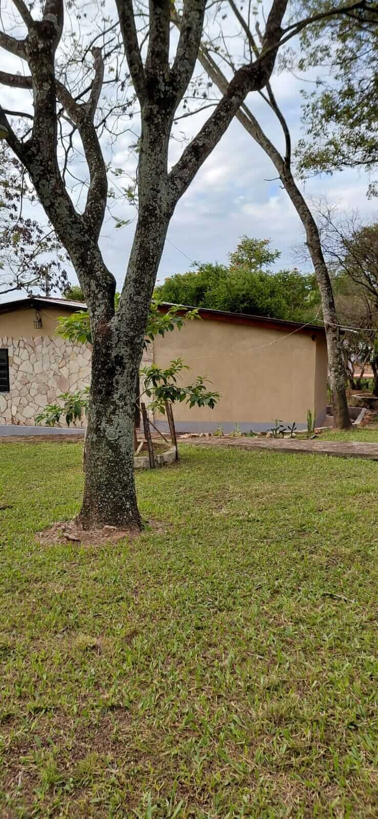 TOP-LAGE in Altos, Paraguay: Großes Grundstück (2.500 m²) mit 2 Häusern zu verkaufen – Perfekt für Auswanderer oder Gewerbe!