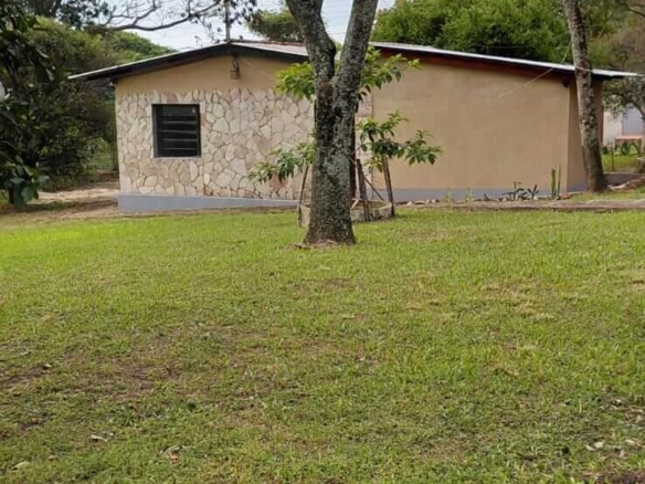 TOP-LAGE in Altos, Paraguay: Großes Grundstück (2.500 m²) mit 2 Häusern zu verkaufen – Perfekt für Auswanderer oder Gewerbe!
