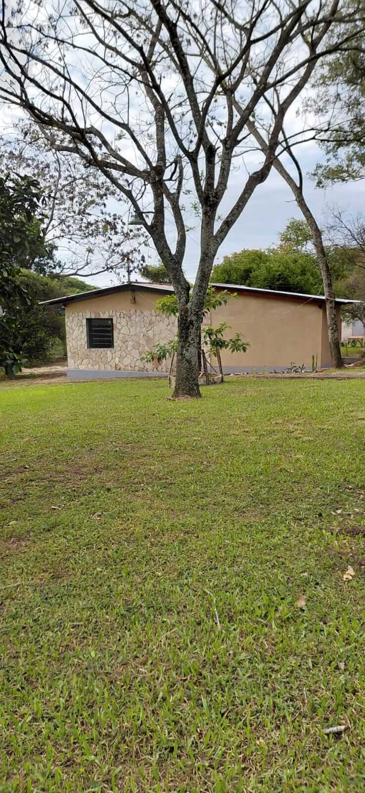 TOP-LAGE in Altos, Paraguay: Großes Grundstück (2.500 m²) mit 2 Häusern zu verkaufen – Perfekt für Auswanderer oder Gewerbe!