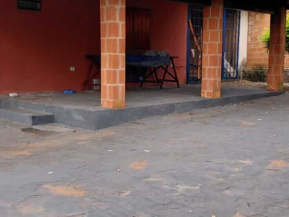 TOP-LAGE in Altos, Paraguay: Großes Grundstück (2.500 m²) mit 2 Häusern zu verkaufen – Perfekt für Auswanderer oder Gewerbe!
