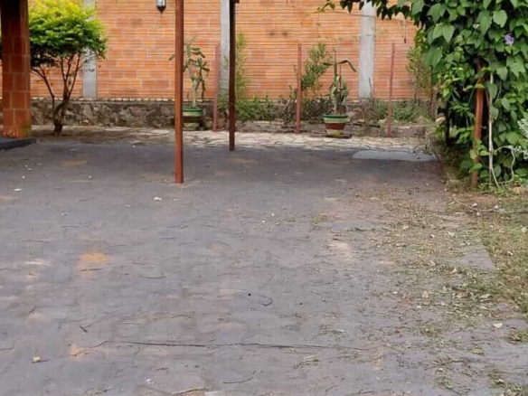 TOP-LAGE in Altos, Paraguay: Großes Grundstück (2.500 m²) mit 2 Häusern zu verkaufen – Perfekt für Auswanderer oder Gewerbe!