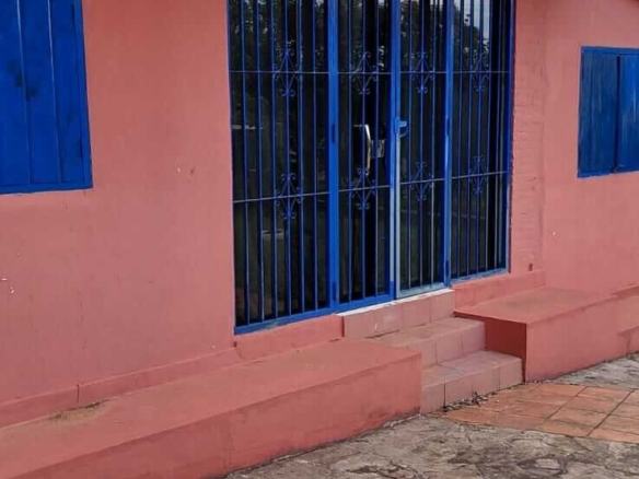 TOP-LAGE in Altos, Paraguay: Großes Grundstück (2.500 m²) mit 2 Häusern zu verkaufen – Perfekt für Auswanderer oder Gewerbe!