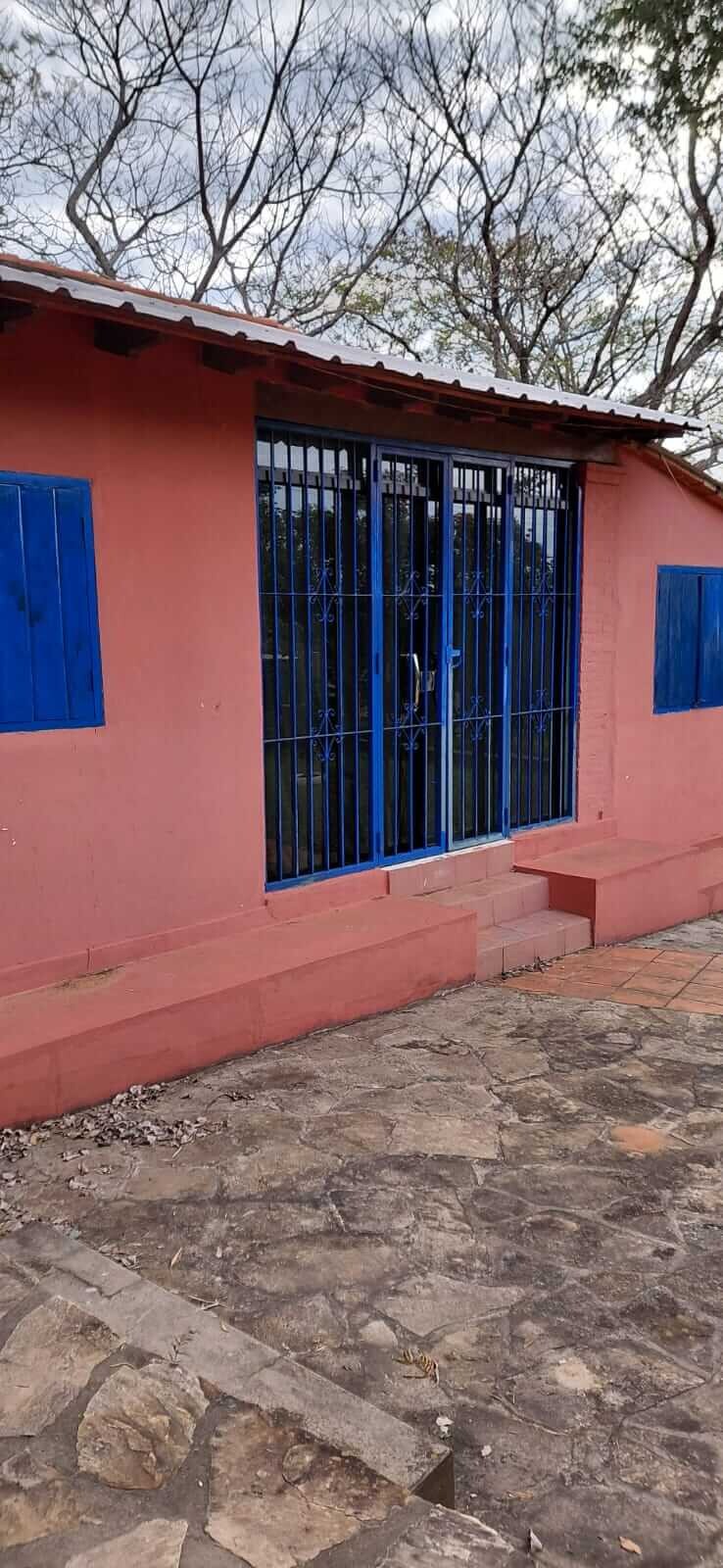 TOP-LAGE in Altos, Paraguay: Großes Grundstück (2.500 m²) mit 2 Häusern zu verkaufen – Perfekt für Auswanderer oder Gewerbe!