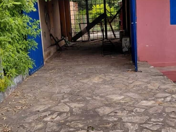 TOP-LAGE in Altos, Paraguay: Großes Grundstück (2.500 m²) mit 2 Häusern zu verkaufen – Perfekt für Auswanderer oder Gewerbe!