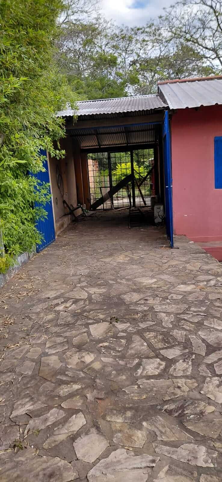 TOP-LAGE in Altos, Paraguay: Großes Grundstück (2.500 m²) mit 2 Häusern zu verkaufen – Perfekt für Auswanderer oder Gewerbe!