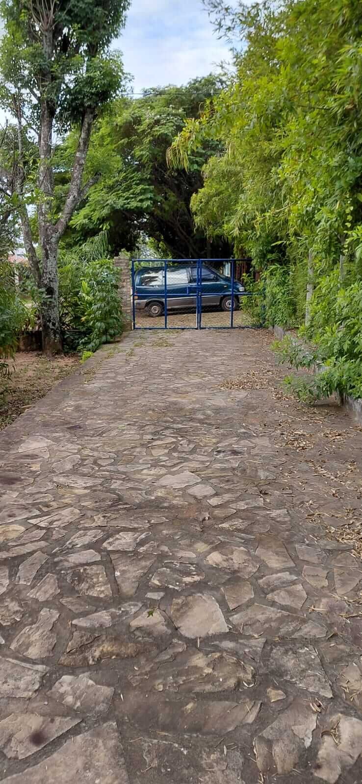 TOP-LAGE in Altos, Paraguay: Großes Grundstück (2.500 m²) mit 2 Häusern zu verkaufen – Perfekt für Auswanderer oder Gewerbe!