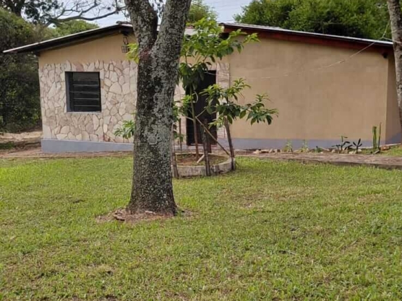 TOP-LAGE in Altos, Paraguay: Großes Grundstück (2.500 m²) mit 2 Häusern zu verkaufen – Perfekt für Auswanderer oder Gewerbe!