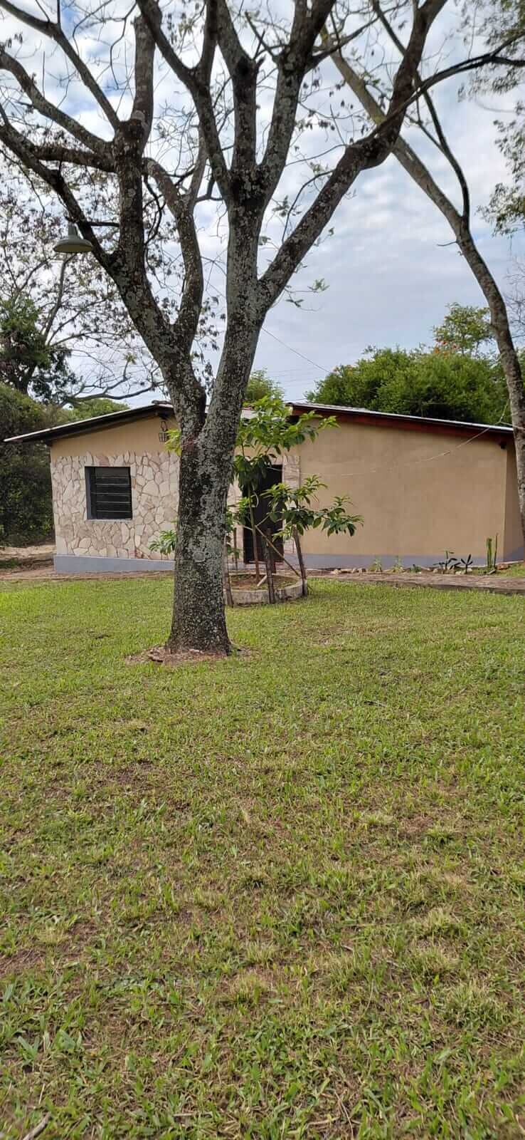 TOP-LAGE in Altos, Paraguay: Großes Grundstück (2.500 m²) mit 2 Häusern zu verkaufen – Perfekt für Auswanderer oder Gewerbe!
