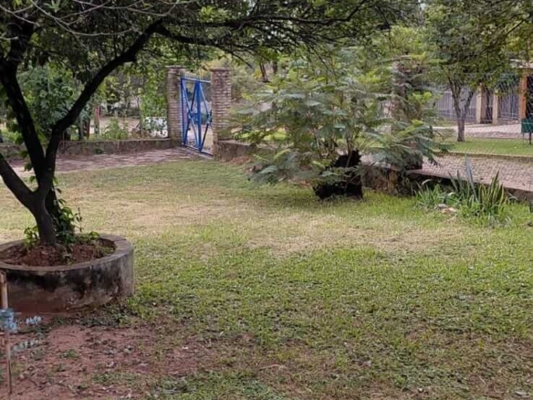 TOP-LAGE in Altos, Paraguay: Großes Grundstück (2.500 m²) mit 2 Häusern zu verkaufen – Perfekt für Auswanderer oder Gewerbe!