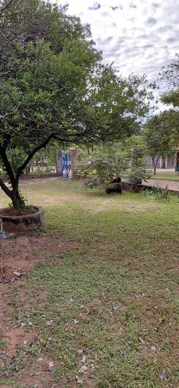 TOP-LAGE in Altos, Paraguay: Großes Grundstück (2.500 m²) mit 2 Häusern zu verkaufen – Perfekt für Auswanderer oder Gewerbe!