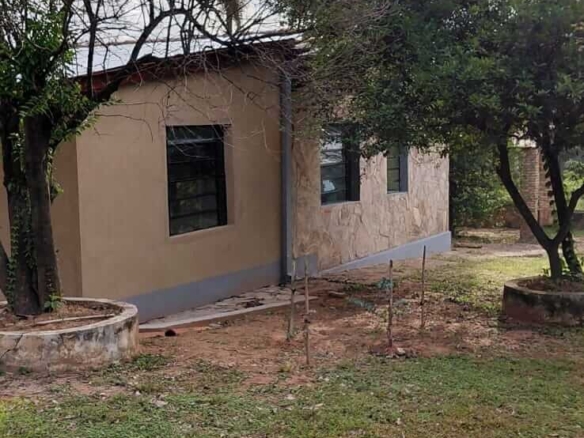 TOP-LAGE in Altos, Paraguay: Großes Grundstück (2.500 m²) mit 2 Häusern zu verkaufen – Perfekt für Auswanderer oder Gewerbe!