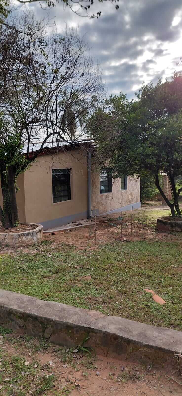 TOP-LAGE in Altos, Paraguay: Großes Grundstück (2.500 m²) mit 2 Häusern zu verkaufen – Perfekt für Auswanderer oder Gewerbe!