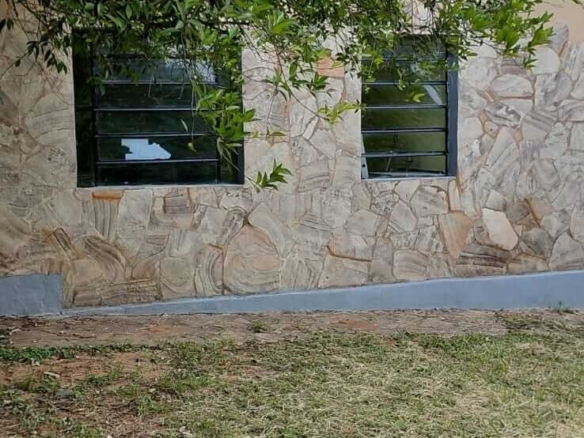 TOP-LAGE in Altos, Paraguay: Großes Grundstück (2.500 m²) mit 2 Häusern zu verkaufen – Perfekt für Auswanderer oder Gewerbe!