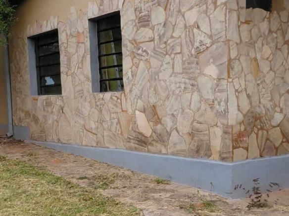TOP-LAGE in Altos, Paraguay: Großes Grundstück (2.500 m²) mit 2 Häusern zu verkaufen – Perfekt für Auswanderer oder Gewerbe!