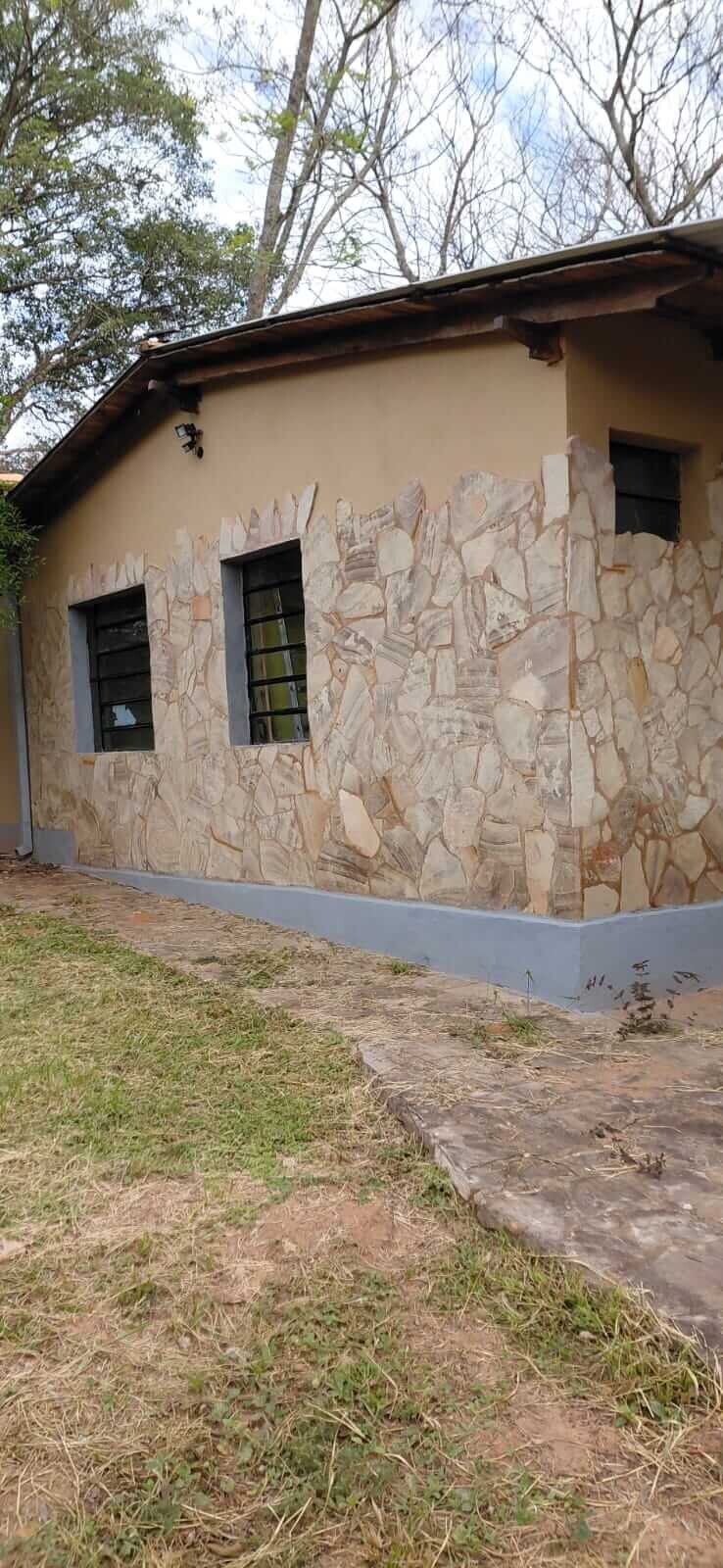TOP-LAGE in Altos, Paraguay: Großes Grundstück (2.500 m²) mit 2 Häusern zu verkaufen – Perfekt für Auswanderer oder Gewerbe!