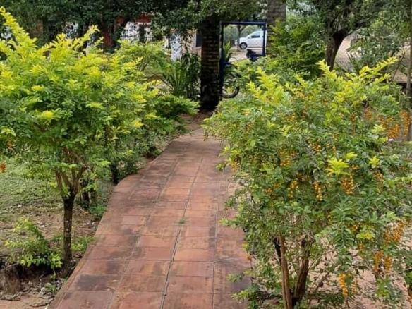 TOP-LAGE in Altos, Paraguay: Großes Grundstück (2.500 m²) mit 2 Häusern zu verkaufen – Perfekt für Auswanderer oder Gewerbe!