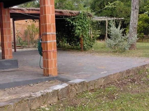 TOP-LAGE in Altos, Paraguay: Großes Grundstück (2.500 m²) mit 2 Häusern zu verkaufen – Perfekt für Auswanderer oder Gewerbe!