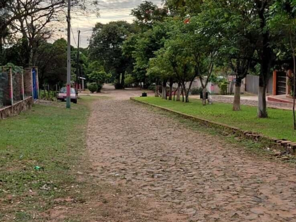 TOP-LAGE in Altos, Paraguay: Großes Grundstück (2.500 m²) mit 2 Häusern zu verkaufen – Perfekt für Auswanderer oder Gewerbe!