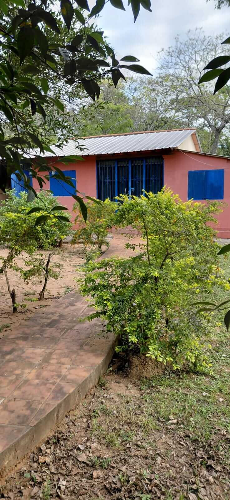 TOP-LAGE in Altos, Paraguay: Großes Grundstück (2.500 m²) mit 2 Häusern zu verkaufen – Perfekt für Auswanderer oder Gewerbe!