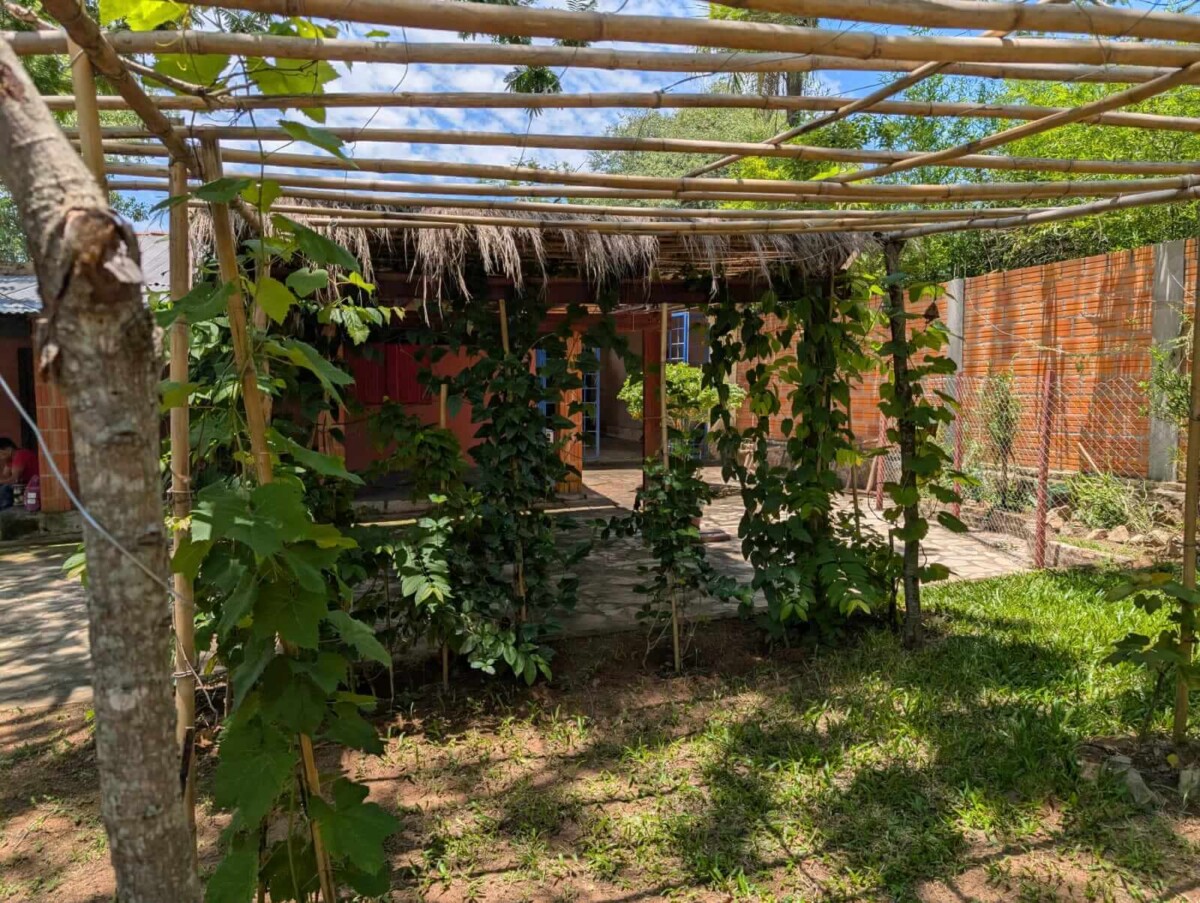 TOP-LAGE in Altos, Paraguay: Großes Grundstück (2.500 m²) mit 2 Häusern zu verkaufen – Perfekt für Auswanderer oder Gewerbe!
