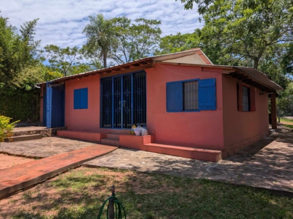TOP-LAGE in Altos, Paraguay: Großes Grundstück (2.500 m²) mit 2 Häusern zu verkaufen – Perfekt für Auswanderer oder Gewerbe!