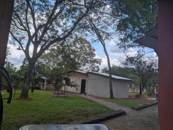 TOP-LAGE in Altos, Paraguay: Großes Grundstück (2.500 m²) mit 2 Häusern zu verkaufen – Perfekt für Auswanderer oder Gewerbe!