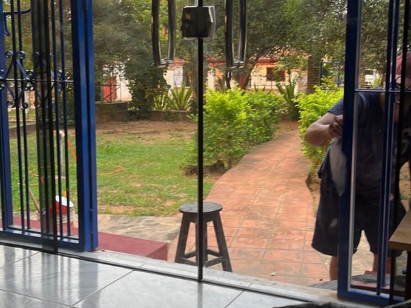 TOP-LAGE in Altos, Paraguay: Großes Grundstück (2.500 m²) mit 2 Häusern zu verkaufen – Perfekt für Auswanderer oder Gewerbe!