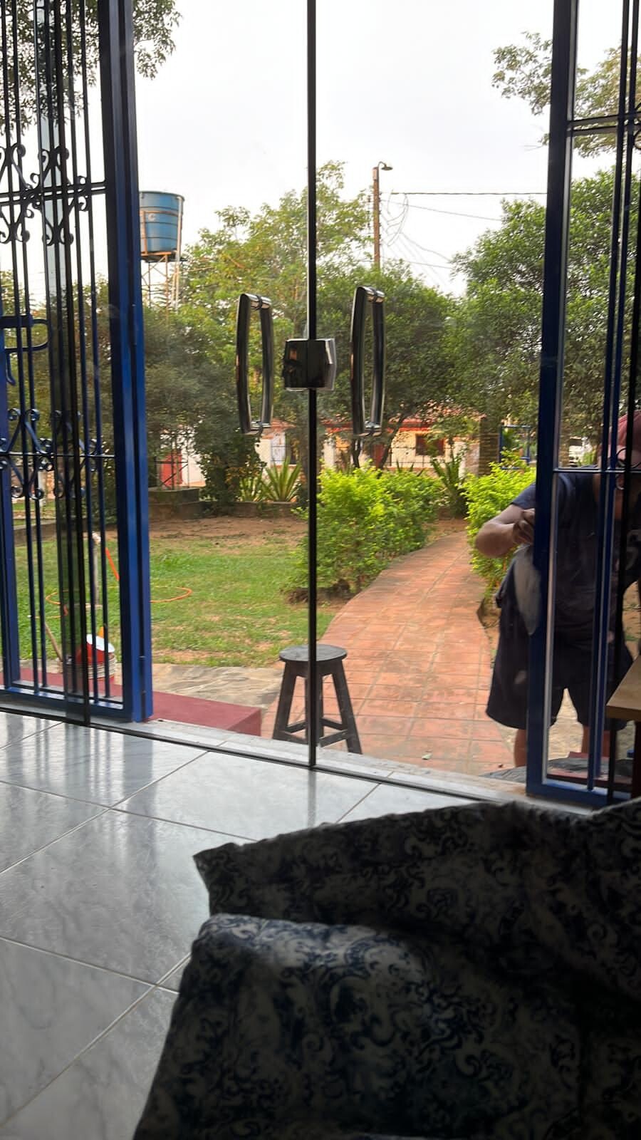 TOP-LAGE in Altos, Paraguay: Großes Grundstück (2.500 m²) mit 2 Häusern zu verkaufen – Perfekt für Auswanderer oder Gewerbe!