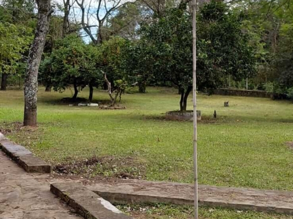 TOP-LAGE in Altos, Paraguay: Großes Grundstück (2.500 m²) mit 2 Häusern zu verkaufen – Perfekt für Auswanderer oder Gewerbe!