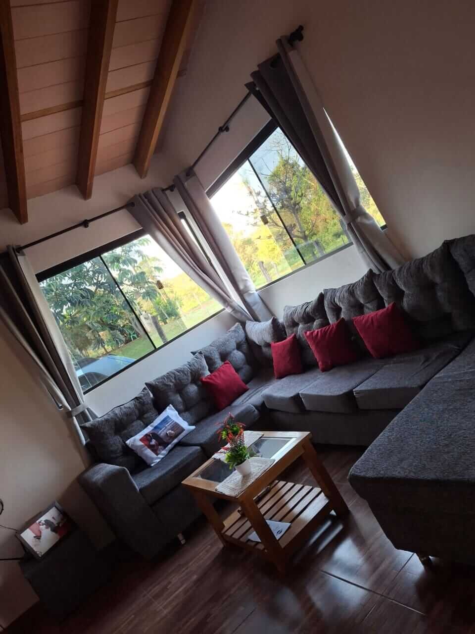 cordillera-haus-kaufen-altos-guenstig-wohnzimmer IDYLLISCHES LANDHAUS IN BESTLAGE VON ALTOS – NATURNAHES WOHNEN MIT WEITBLICK