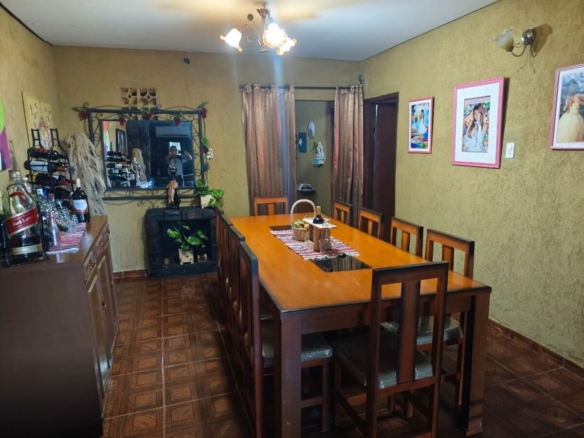 Sofort bezugsfertig in Areguá: Komplett möbliertes Massivhaus mit Pool & Quincho zu verkaufen