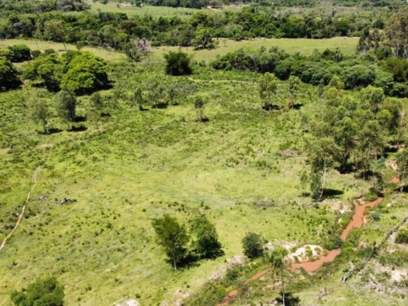 NATURPARADIES MIT 12,9 HEKTAR, HAUS UND EIGENEN QUELLEN – LA COLMENA / ACAHAY